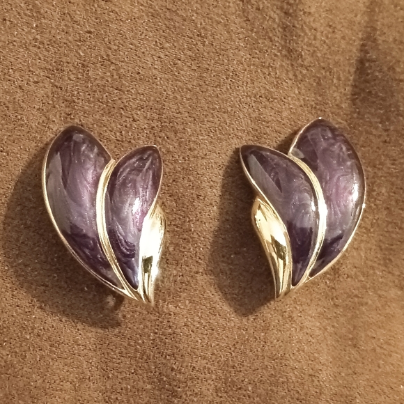 Vintage Trifari TM Clip Earrings - Picture 3 of 11
